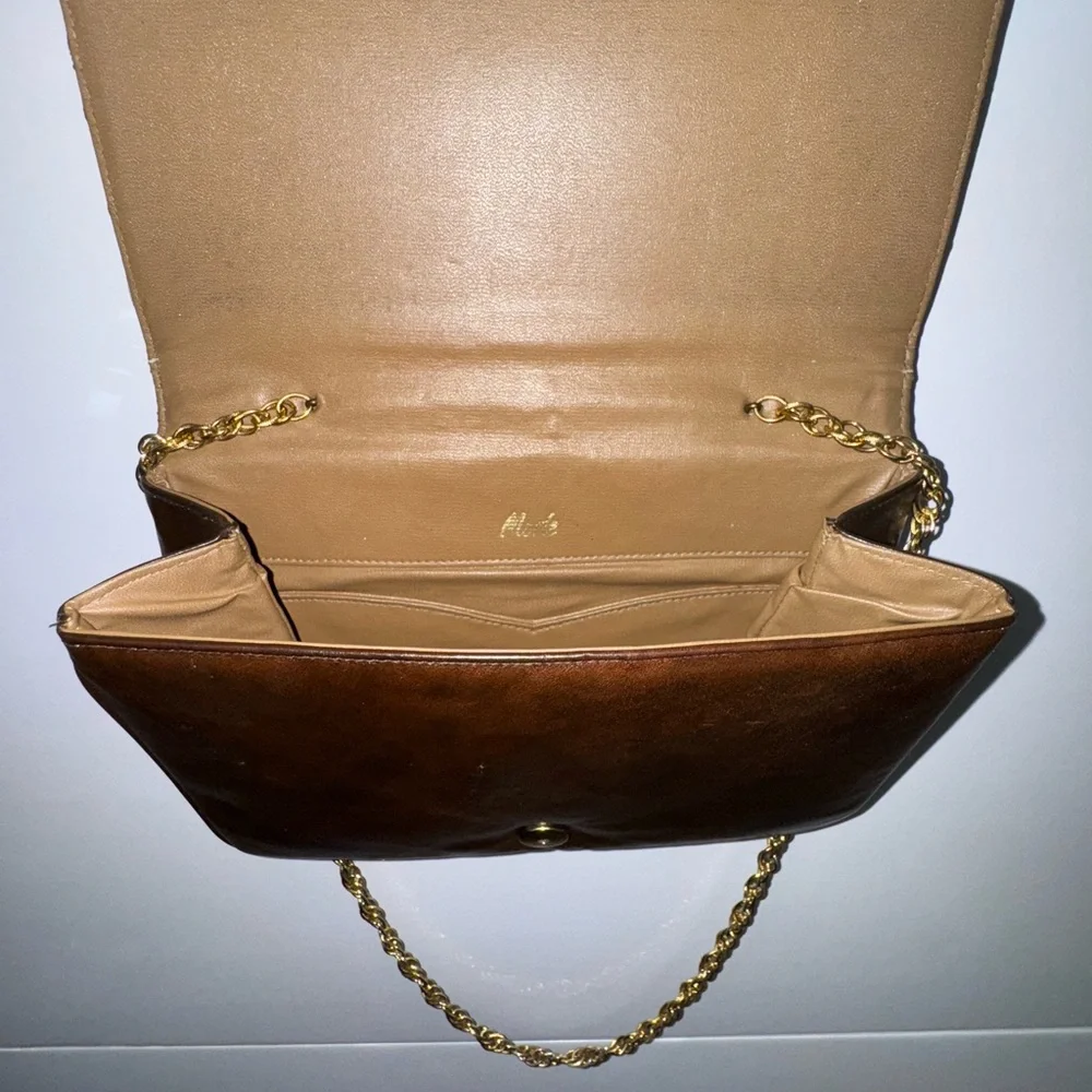 Elegant Snakeskin Shoulder Bag with Chain Strap